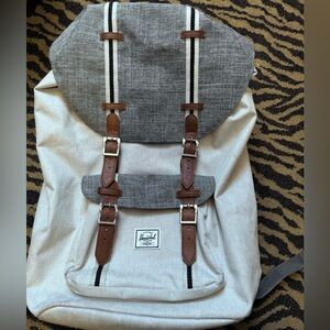 Like new Hershel Backpack. The large one! A few little dirt marks but SUPER!